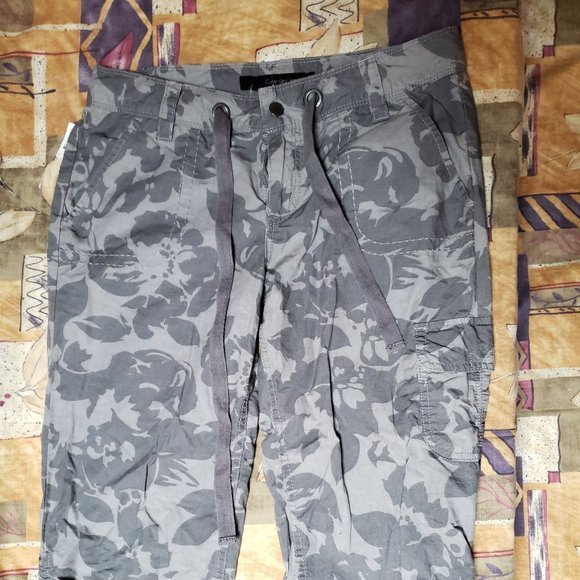 Calvin Klein Women's Size 10 Camo Cargo Capri Pants - NWT - Picture 1 of 6